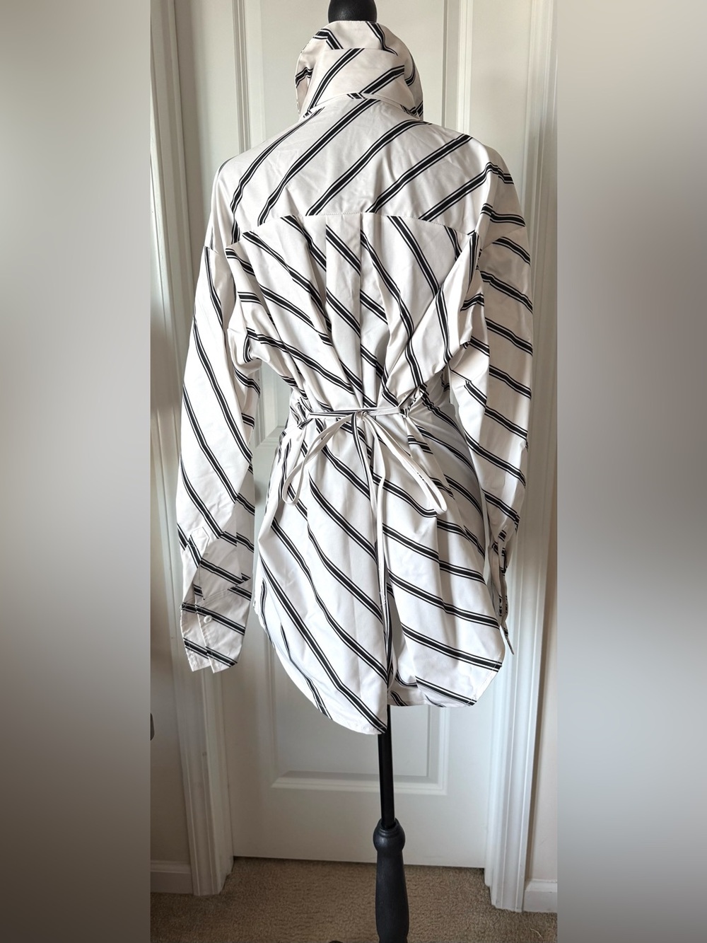 White and Black Striped Long-Sleeve Shirt with Neck Tie (M). Oversized - Picture 9 of 11